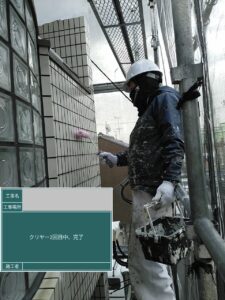 大阪市で外壁塗装を行う際の足場上での作業風景