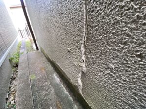 大阪市北区 外壁塗装後4年で発生した塗膜膨れの事例