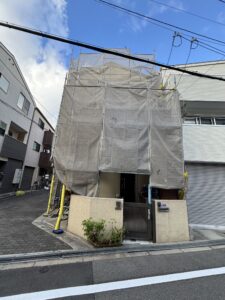 大阪市内の狭小地住宅で隣家との距離が近い足場設置事例