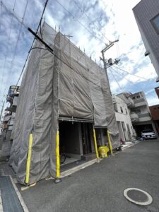大阪市の戸建て住宅で外壁塗装のために設置された足場と飛散防止ネット