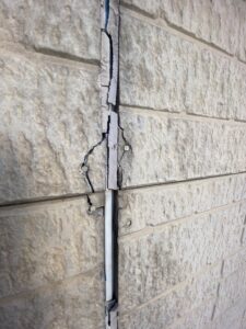 大阪市 外壁塗装前 劣化が見られる外壁の状態 大阪市 外壁 チョーキング現象 白い粉が付着する状態 大阪市 シーリング劣化 ひび割れによる防水低下 大阪市 外壁ひび割れ クラックによる劣化症状 大阪市 外壁劣化 放置による雨漏りリスクのある状態