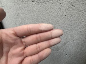 大阪市 外壁 チョーキング現象 白い粉が付着する状態