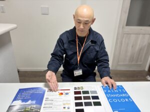 大阪市 外壁塗装 塗料サンプルを使った打ち合わせの様子