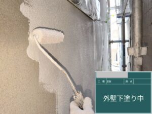 大阪市外壁塗装 モルタル下塗り施工中