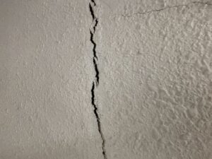 大阪市外壁クラック雨漏れ原因