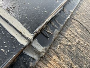 大阪市で台風後に発生した棟板金の浮きと屋根被害