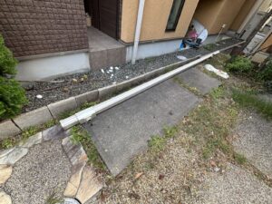 大阪市で台風や強風によって破損した雨樋の状態
