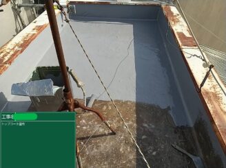 大阪市住之江区 　外壁塗装　屋上防水トップコート施工中　G様邸