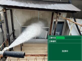 大阪市住之江区 外壁塗装　外壁高圧洗浄作業中の様子　G様邸