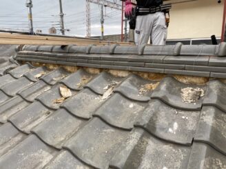 大阪市住之江区 　外壁塗装　屋根漆喰撤去作業中　G様邸