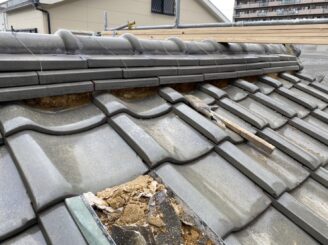 大阪市住之江区 　外壁塗装　屋根漆喰劣化部撤去状況　G様邸