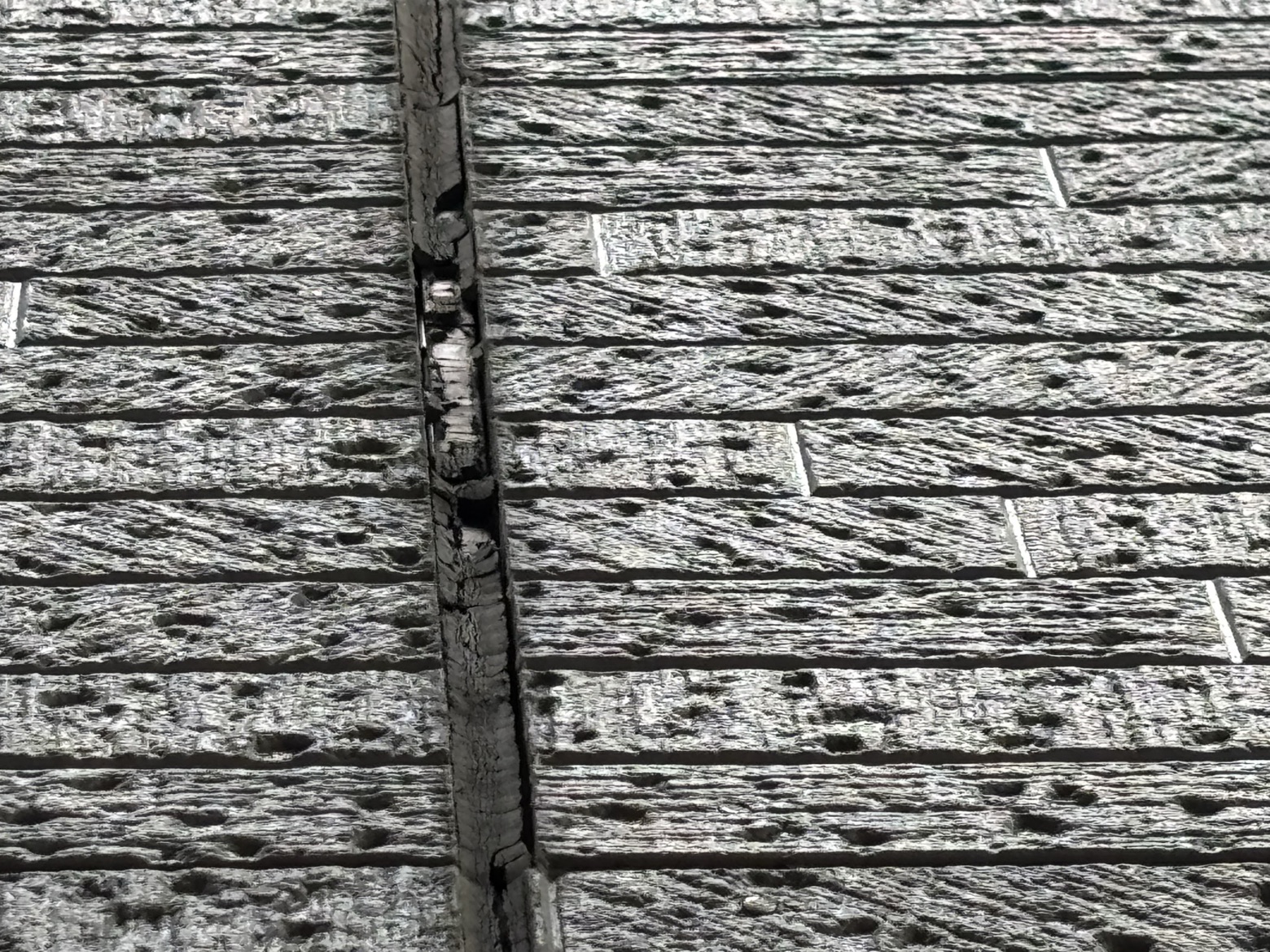 大阪市で確認された外壁シーリング破断の劣化状況