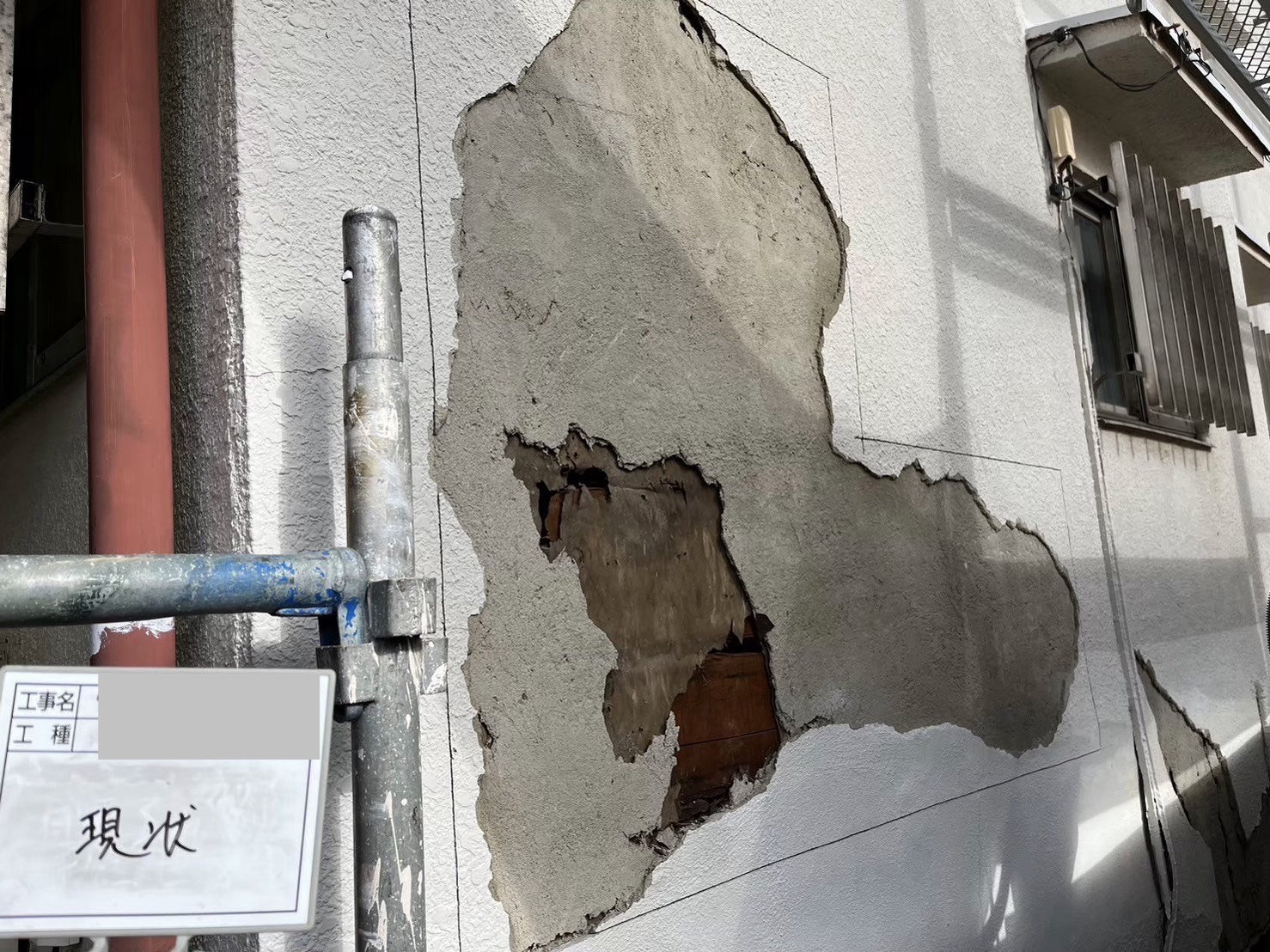 大阪市北区 外壁塗装後4年で発生した塗膜膨れの事例