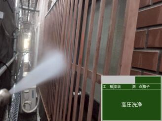 大阪府茨木市の住宅外壁塗装工事に伴う木格子の高圧洗浄。隙間や裏面まで洗浄している様子。
