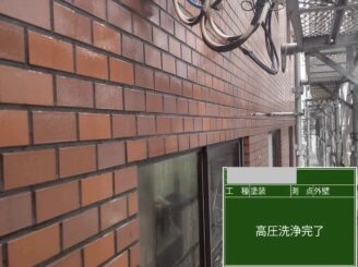大阪府茨木市外壁塗装工事における高圧洗浄完了後の外壁タイル面の状態。