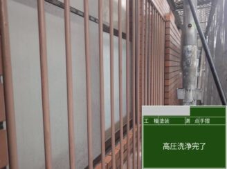 大阪府茨木市の外壁塗装工事に伴う格子洗浄完了後の状態。
