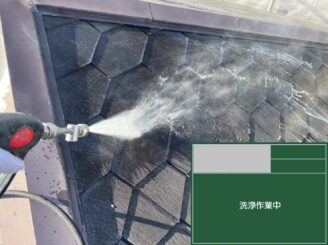 今回の大阪市東成区の施工では、外壁のクラック補修を重点的に行い、屋根と外壁を同時に塗装することで建物全体の防水性能を整えました。ひび割れは放置すると雨水が侵入し、内部劣化の原因になるため早期対応が重要です。 大阪市は湿気や排気ガスの影響を受けやすく、外壁や屋根の劣化が進みやすい地域です。そのため、外壁塗装だけでなく屋根塗装も含めたトータルメンテナンスが重要になります。 大阪市で外壁塗装をご検討の方は、まずは建物の状態を正確に把握することが重要です。 外壁塗装のタイミングや施工内容については、大阪市 外壁塗装ページで詳しく解説しています。 また、屋根は外壁よりも劣化が早く進むため、屋根塗装もあわせて確認することで建物全体の耐久性を維持できます。 屋根塗装の詳細についてはこちらをご覧ください。 実際の施工事例を確認したい方は、施工事例一覧ページもあわせてご覧ください。 建物の状態に近い事例を見ることで、より具体的な判断がしやすくなります。 プロタイムズ大阪北店では、大阪市全域で無料診断を実施しています。 外壁・屋根・防水まで一体で確認し、必要な工事と不要な工事を明確にしたうえでご提案いたします。 「まだ塗装が必要か分からない」という段階でも問題ありません。 劣化が進む前の点検が、結果的に費用を抑えることにつながります。 まずは無料診断をご活用ください。