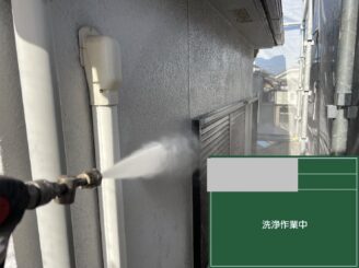 大阪市東成区 外壁高圧洗浄 作業中
