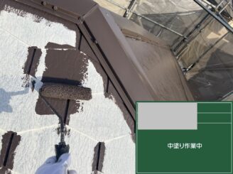 大阪市東成区 屋根塗装 中塗り作業