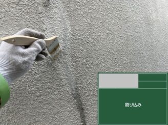 大阪市東成区 外壁クラック補修 作業中