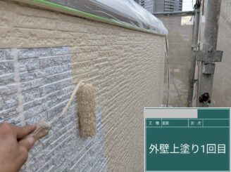 大阪市都島区 外壁塗装 中塗り作業中