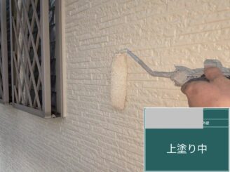 大阪市都島区 外壁塗装 上塗り作業中 仕上げ工程