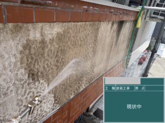 大阪市鶴見区 外壁高圧洗浄 作業中