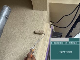 大阪市鶴見区 外壁上塗り施工中
