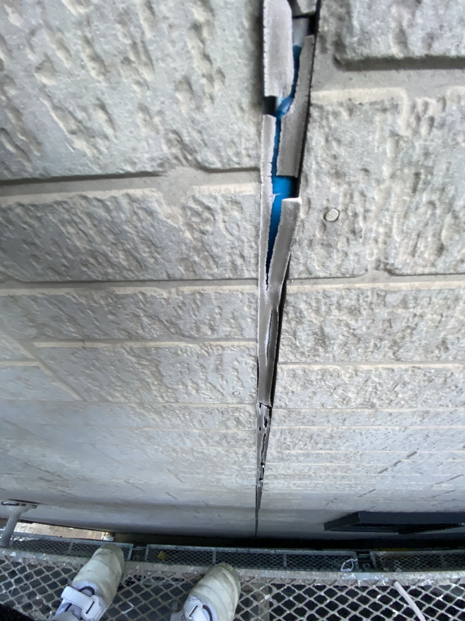 大阪市 外壁コーキング 劣化 ひび割れ状態