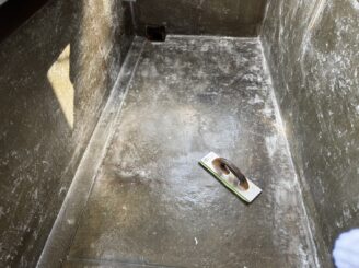 大阪市大正区 ベランダ 防水 上塗り施工中