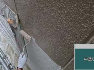 大阪市大正区 外壁中塗り 作業