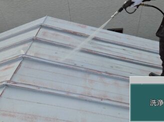 大阪市此花区 屋根高圧洗浄 作業中