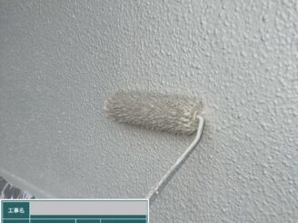 大阪市西成区 外壁塗装 上塗り作業中