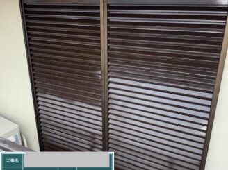 雨戸サビ止め中 サビの進行を防ぐためにサビ止め塗料を塗布します。長持ちさせるために重要な工程です。