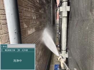 大阪市港区 外壁塗装 高圧洗浄作業中