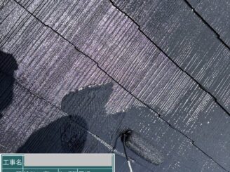 大阪市港区 屋根塗装 上塗り作業中