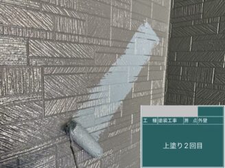 大阪市港区 外壁塗装 上塗り施工中