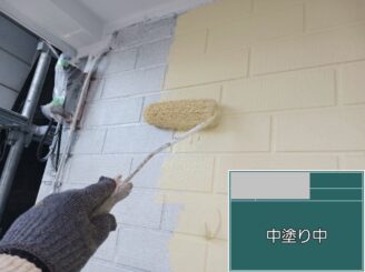 大阪市西淀川区 外壁中塗り施工