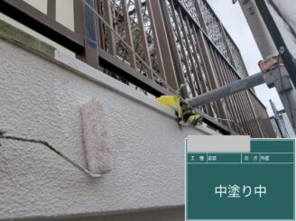 大阪市此花区 外壁塗装工事 中塗り施工中