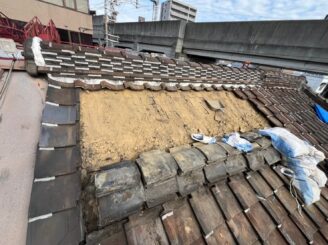 大阪市東住吉区 屋根瓦撤去作業中①