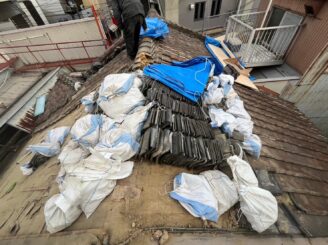 大阪市東住吉区 屋根瓦撤去作業中②