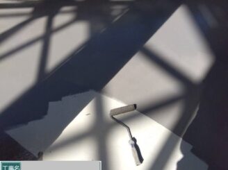 大阪市福島区 屋上ウレタン防水工事 トップコート塗布中