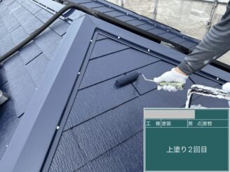 大阪市住之江区 屋根塗装 上塗り中 スレート屋根仕上げ