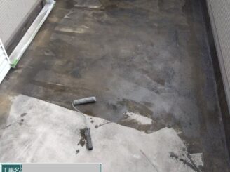 大阪市福島区ベランダFRP防水工事｜プライマー塗布中