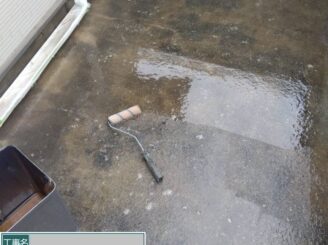 大阪市福島区ベランダ防水工事｜FRP樹脂塗布・防水層形成中