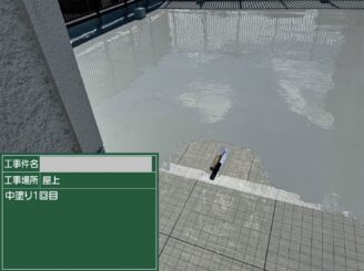 大阪市港区の雨漏り修理で屋上防水の中塗り1回目を施工している写真