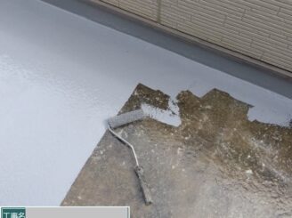 大阪市福島区ベランダFRP防水工事｜トップコート塗布中