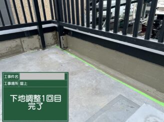 大阪市港区の屋上立上り補修工事で1回目の下地調整が完了した状態