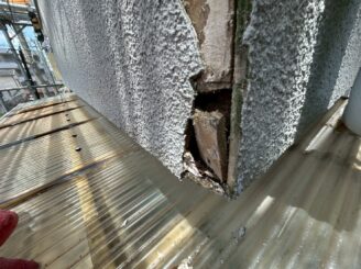 大阪市東淀川区 外壁材の剥離と欠損が進行した施工前の状態