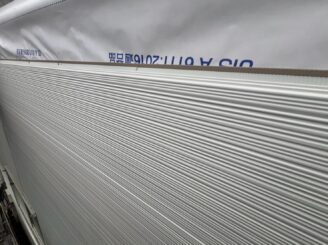 大阪市東淀川区 外壁カバー工法で新しい外壁材を施工中